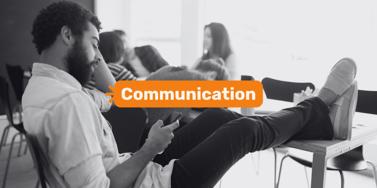 Collaborateurs en réunion d'entreprise illustrant les enjeux d'une communication interne efficace.