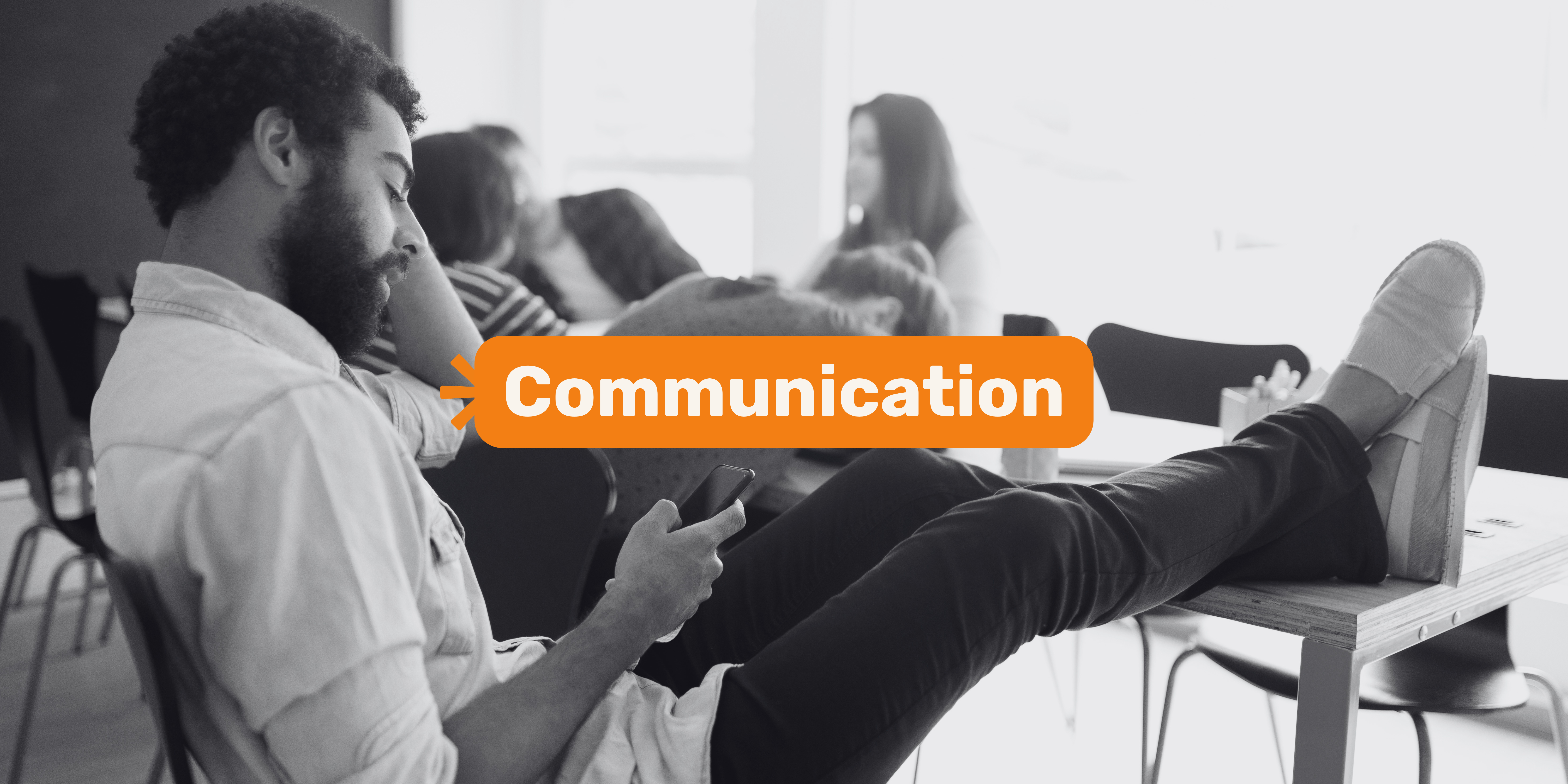 Collaborateurs en réunion d'entreprise illustrant les enjeux d'une communication interne efficace.