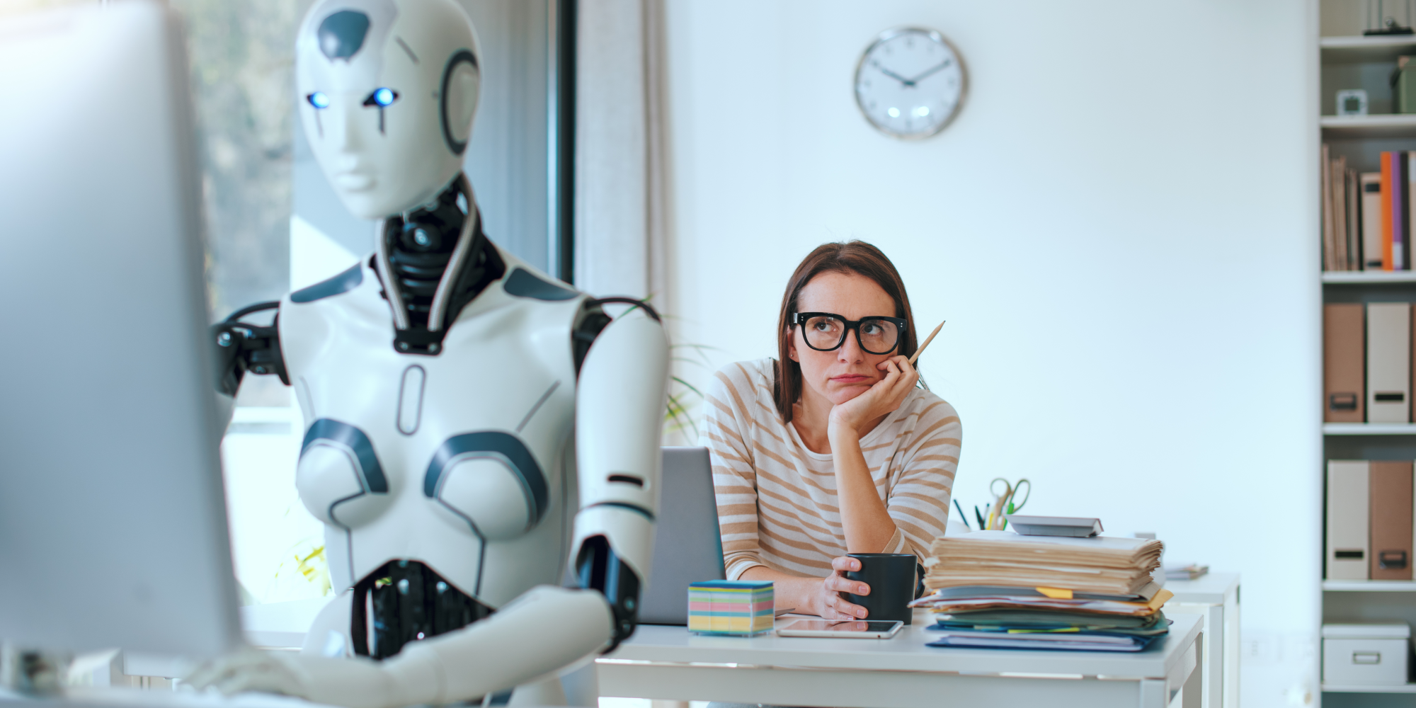 Poste de travail moderne illustrant l'automatisation des tâches administratives et l'optimisation des processus d'entreprise.